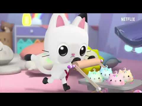 gabby pandy y escurrigato tratan de cuidar a los bebés gatitos