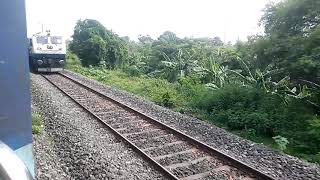 preview picture of video 'Harihar Express Meets Tata Chhapra Express Near Dighwara'