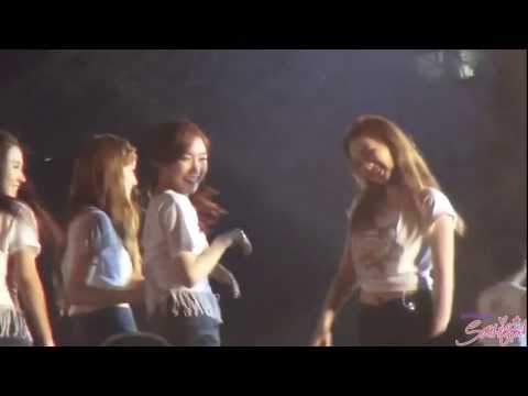 121123 SNSD (TaeNy) Moment in the rain in SMTOWN Singapore