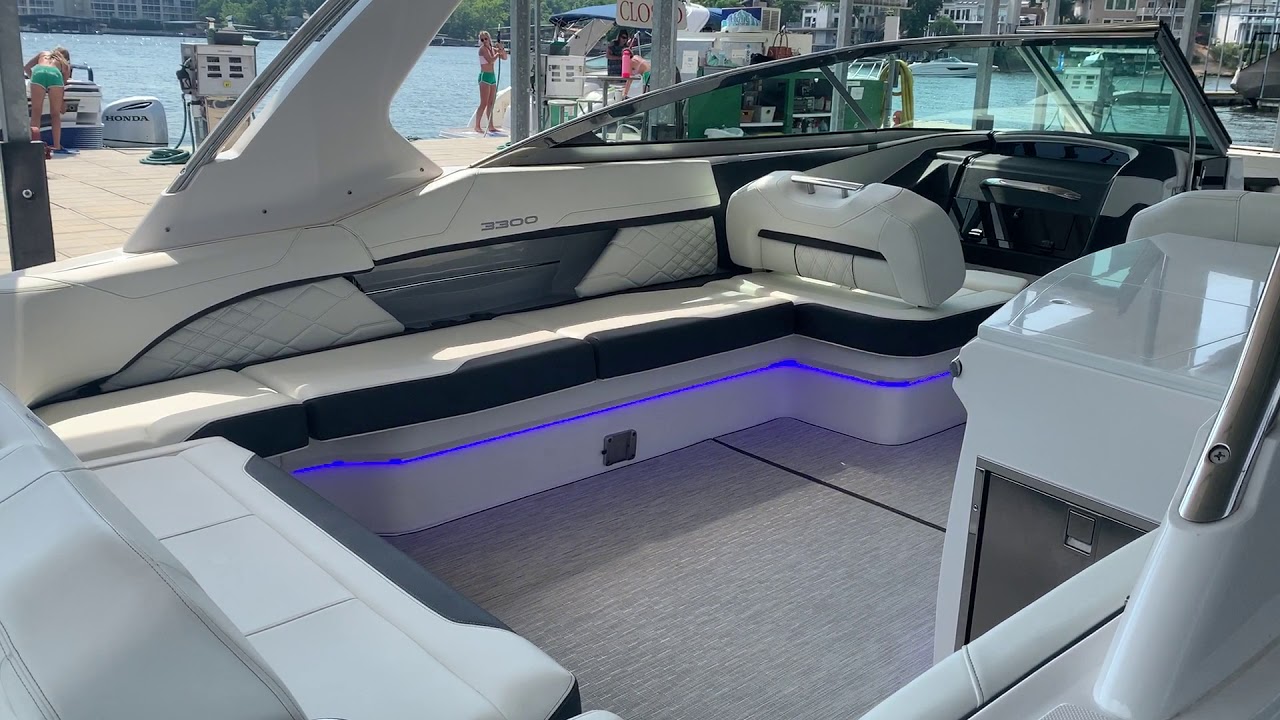 2020 Regal 3300 Bowrider - Review