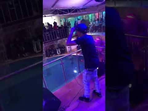 D Flow AKA EN LA CASA DE LA PISCINA CON BRAULIO FOGÓN Y YOUNG GATILLO EN VIVO 👈