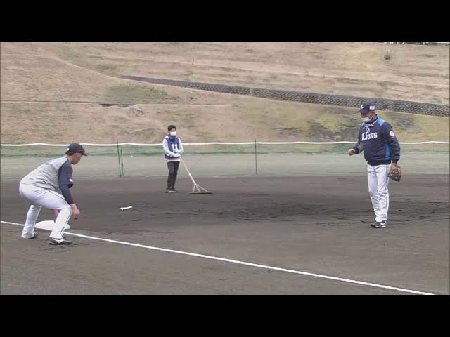 【春季キャンプ】ゴールデングラブ賞8回受賞の守備を身をもって伝授!! ライオンズ・辻発彦監督が長谷川信哉に守備を徹底指導!! 2022年2月9日 埼玉西武ライオンズ