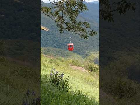 Bondinho teleférico subindo em Poços de Caldas, Minas Gerais