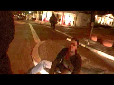 Выход через сувенирную лавку - Trailer