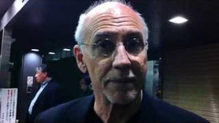 Larry Carlton：メッセージ from NHK玄関前