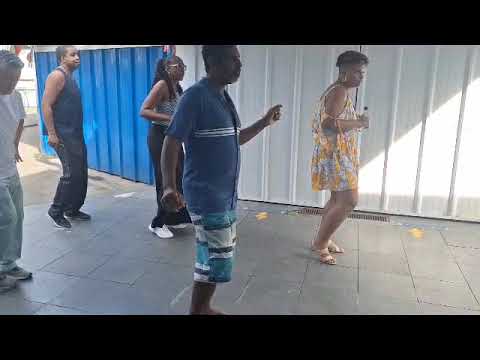 Dancinha com os amigos.