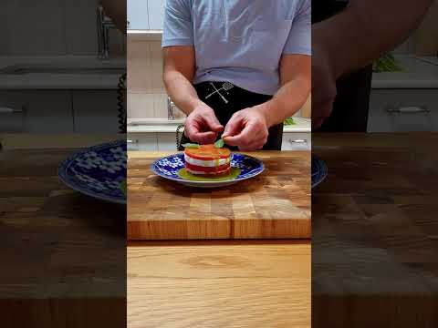 סלט אבטיח קיצי ורענן עם כלי טרמונטינה ובלנדר מוט במיקס