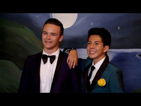 Ellen's Prom Friends Go to Prom
