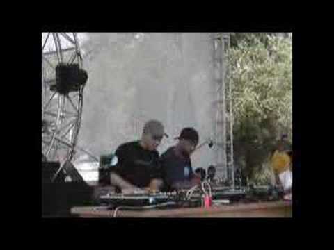 DJ Happee & Dinoh skratching showcase @ Audiotistic 2002