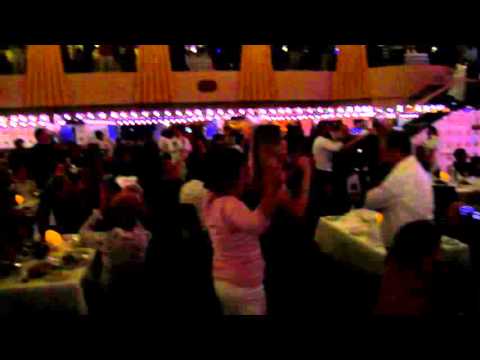 Camerieri ballerini al ristorante di Costa Diadema