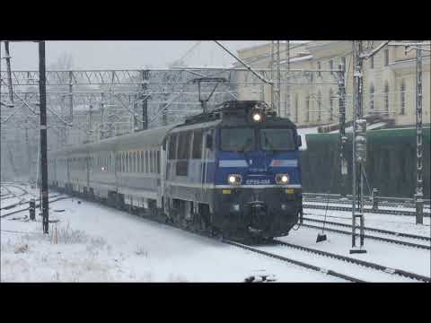 EP09-008 wjeżdża na stację Kraków Główny z pociągiem pospiesznym InterCity "Matejko"