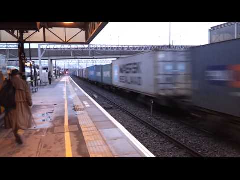 Class 66 no 66532 passing Milton Keynes on 21/11/12 with a freightliner