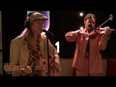 Stef Kamil Carlens & The Poem - So Still - Live at Belgian Radio 1 - Nov 2025