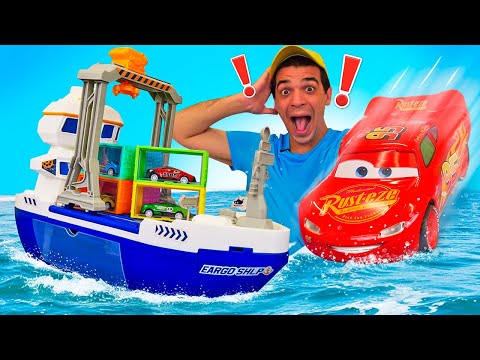 La macchinina McQueen ha perso la nave! Chiamiamo Helpman e superiamo il fiume insieme!