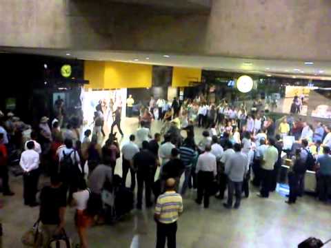 Flashmob_Unimed-BH_40anos_Aeroporto Confins.3gp