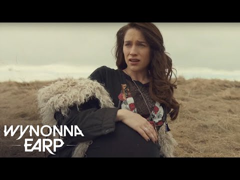 afbeelding WYNONNA EARP | Season 2 Trailer: Wynonna Is Pregnant?! | SYFY