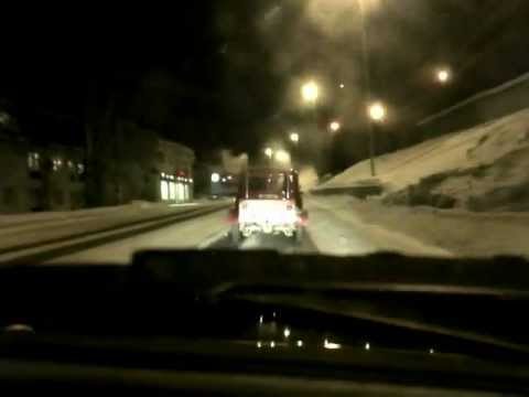 Halva Total Aggression åker Jeep Cherokee