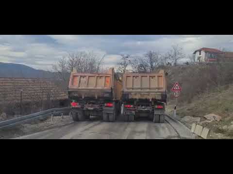 Kao jarci na brvnu, kamioni puni i prazni, dolaze i odlaze, Pirot, 25.12.2021