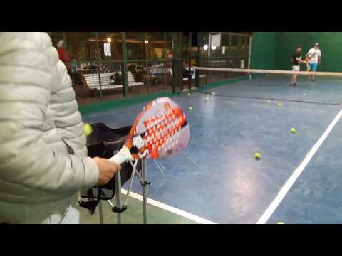 R.P VOLEA EN EL CENTRO Y SMASH EN PADEL.