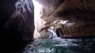 preview picture of video 'Wadi Shab, Oman - swimming into the secret cave'