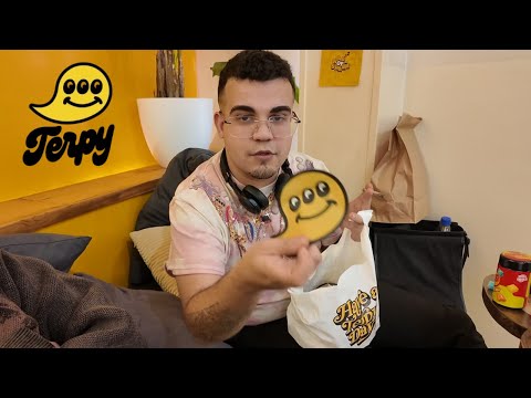 VAMOS A TERPY Y LUEGO ME LIO UNO CON LAS UÑAS NEGRAS