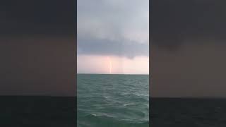 Download lagu Penampakan sambaran petir di tengah laut Lightning Strike mp3 Download lagu Penampakan sambaran petir di tengah laut Lightning Strike mp3
