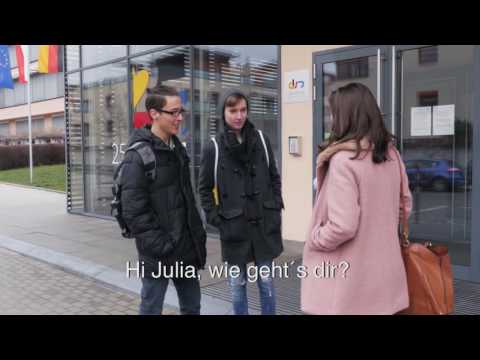 Video 1: Hallo, ich bin Julia - Untertitel