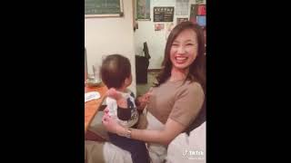 巨乳JDの胸を揉む確信犯の1歳