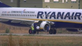 preview picture of video 'Repair of a Boeing 737-800 Ryanair with an engine problem at Pisa airport(LIRP)'