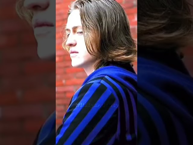 Vídeo relacionado con Chaks - Uniforme escolar de Xavier Thorpe para hombre, disfraz oficial de Miércoles, conjunto de 3 piezas para Halloween y Carnaval