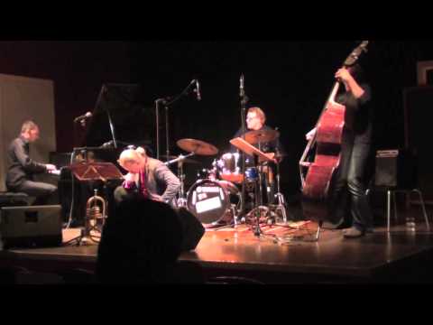 triotonic meets Lorenz Raab - Staring at the moon