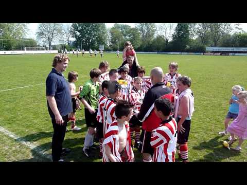 23 apr 2011 - Groote Lindt D2 kampioen - de kampioensschaal wordt uitgereikt!