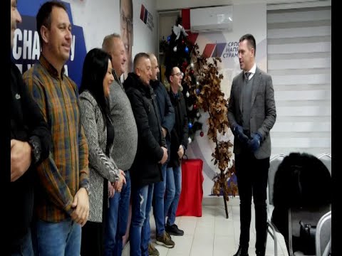 Kraljevački naprednjaci ispoštovali tradiciju unošenja badnjaka