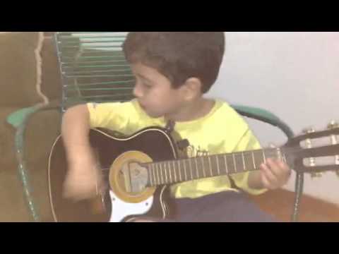 Henrique Vilela tocando cavaquinho