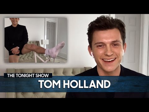 湯姆-霍蘭在虛擬採訪中展示了他的病毒式脫褲造型｜今夜秀 (Tom Holland Shows Off His Viral Pants-less Look for Virtual Interviews | The Tonight Show)