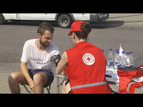 Сотрудники ГАИ и волонтеры Красного Креста спасали водителей от жары видео