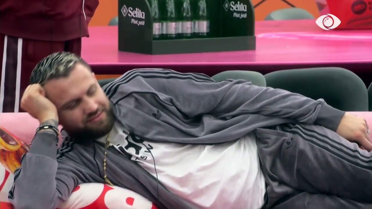 Artani tenton të përqafojë Mirin, banori: Mos më prek, të vjen dhe aromë e keqe