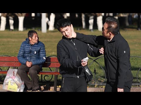 無良主播找路人幫忙拍攝假慈善視頻，正義大哥直接給他一巴掌