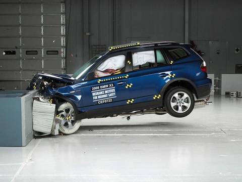 2008 BMW X3 moderate overlap IIHS crash test