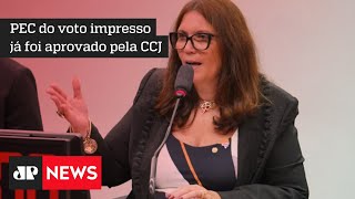 Bia Kicis quer retomar discussão do voto impresso e critica Maia por adiar debate