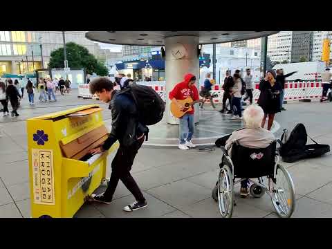 Crazy Live Music Session at Berlin Alexanderplatz – Thomas Krüger