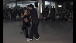 Bruno Tombari y Mariangeles Caamano - A oscuras