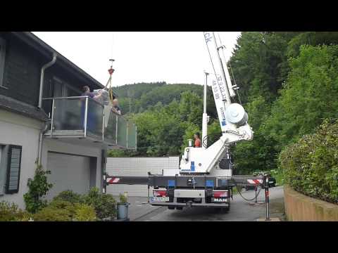 Flügeltransport über Balkon in Kombination mit einem Krantransport