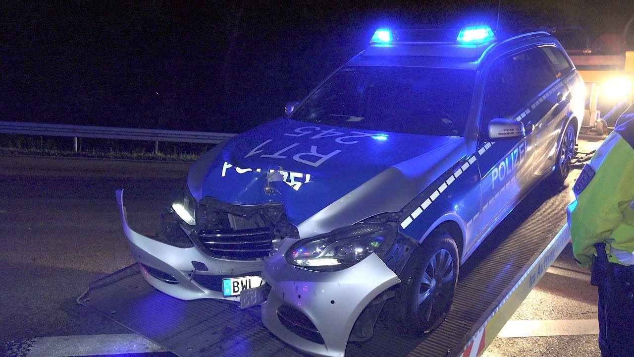 STREIFENWAGEN auf EINSATZFAHRT PRALLT gegen AMPEL - [Einbruchalarm mit Täter am Werk] -[E]