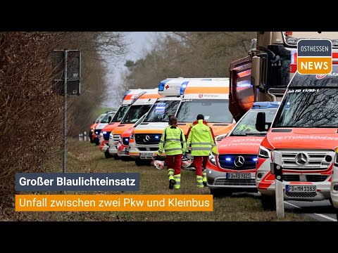 FULDA: Schwerer Unfall zwischen zwei Pkw und ein Kleinbus