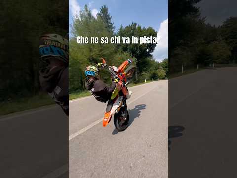 Spericolato ragazzo🙃 #ktm #supermoto #wheelie