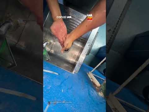 Mecânico testa “sabonete milagroso” para tirar graxa da mão após trabalho
