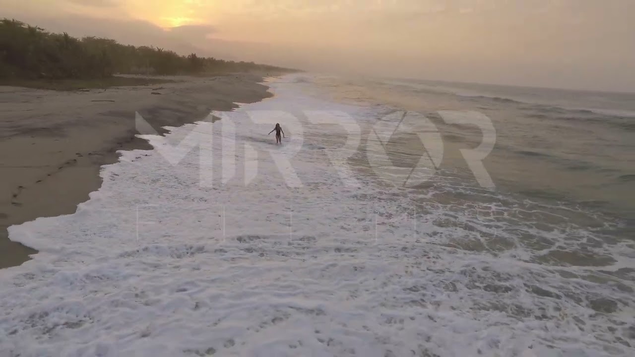 Bella Mujer en playa de Colombia P5