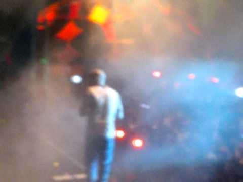 Thiaguinho ( EX EXALTASAMBA) cantando a nova música de Luciano Kikão (jogando gelo)