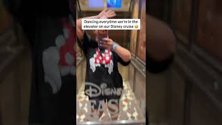 I couldn’t find the trend song so I had to improvise! 😅 #elevator #dancing #disney #disneycruise